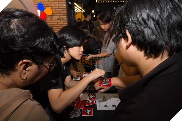 Hoạt động in hình lên tay