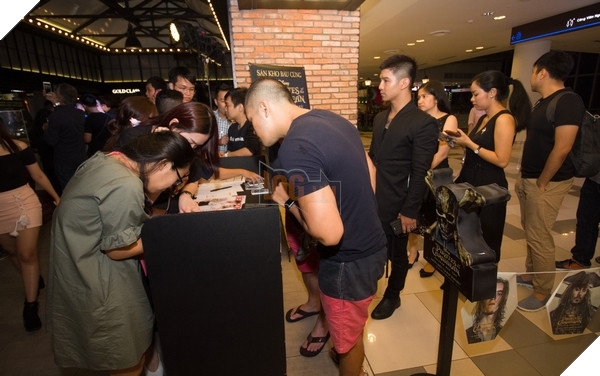 Khách mời ký tên xác nhận tham gia tại khu vực cổng vào