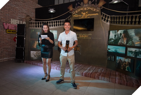 Khán giả may mắn nhận quà từ hoạt động chụp ảnh với background