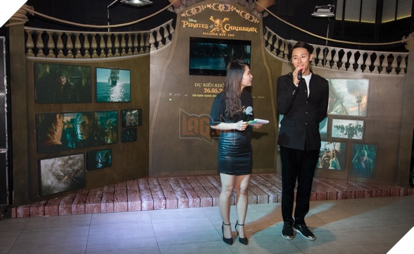 Rocker Nguyễn được mời phát biểu cảm nghĩ về bộ phim và cả seri