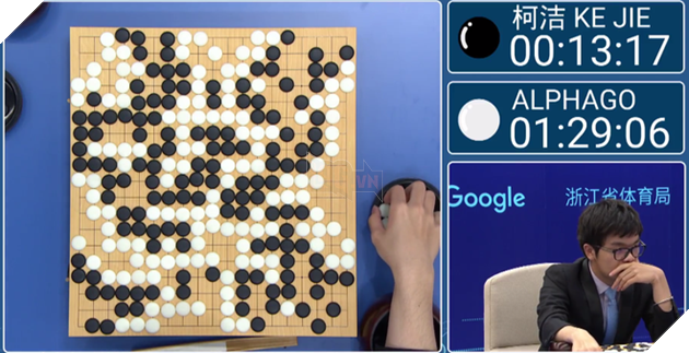 
Thế trận bàn cờ khi kết thúc game đấu đầu tiên, kỳ thủ Ke Jie đi quân đen và AlphaGo đi quân trắng.
