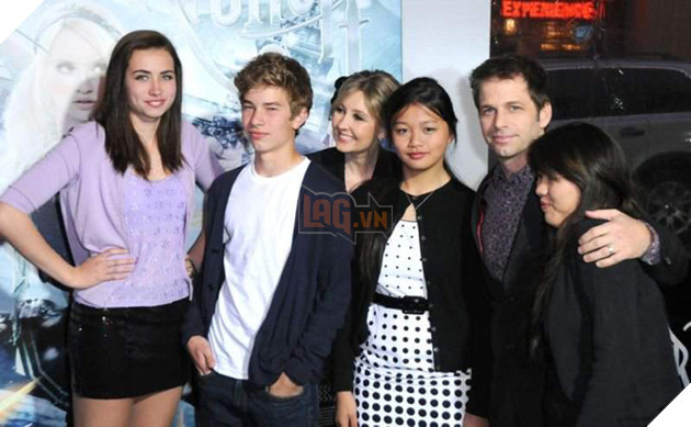 
Gia đình của đạo diễn Zack Snyder, Autumn Snyder đứng thứ 3 từ phải qua
