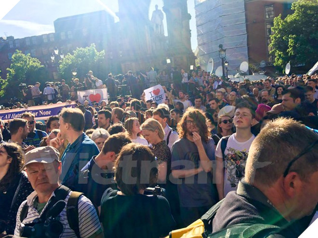 Biển người dự lễ tưởng niệm các nạn nhân vụ khủng bố tại Manchester - Ảnh 2.