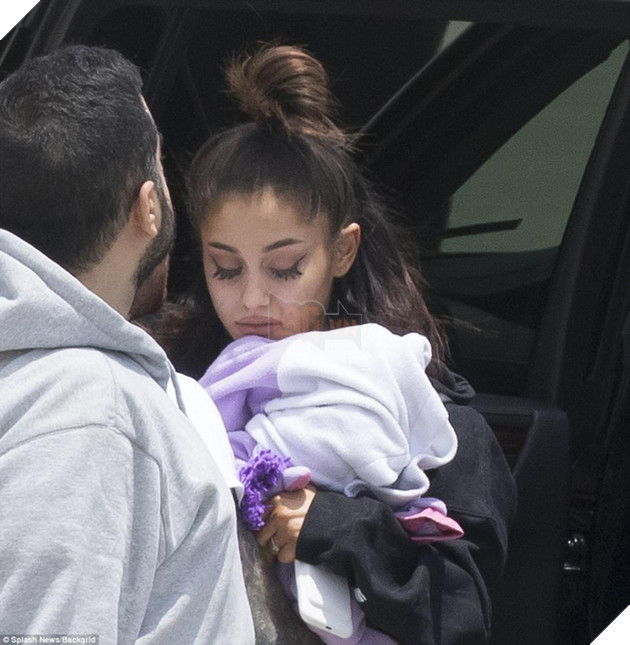 Ariana Grande xuất hiện đầy tiều tụy sau vụ nổ bom tại Manchester, Anh - Ảnh 1.