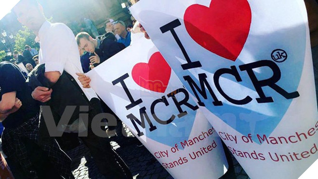 Biển người dự lễ tưởng niệm các nạn nhân vụ khủng bố tại Manchester - Ảnh 11.