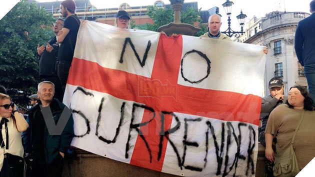 Biển người dự lễ tưởng niệm các nạn nhân vụ khủng bố tại Manchester - Ảnh 12.