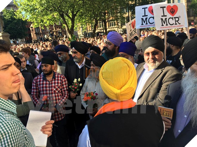 Biển người dự lễ tưởng niệm các nạn nhân vụ khủng bố tại Manchester - Ảnh 14.