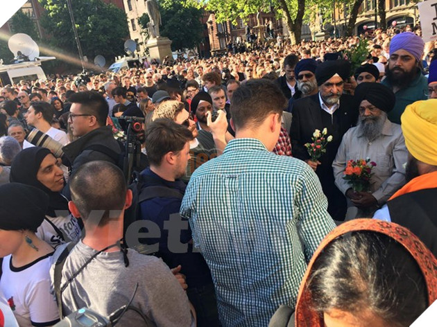 Biển người dự lễ tưởng niệm các nạn nhân vụ khủng bố tại Manchester - Ảnh 15.