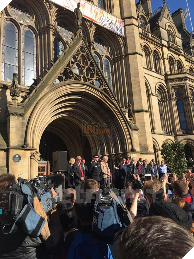 Biển người dự lễ tưởng niệm các nạn nhân vụ khủng bố tại Manchester - Ảnh 4.