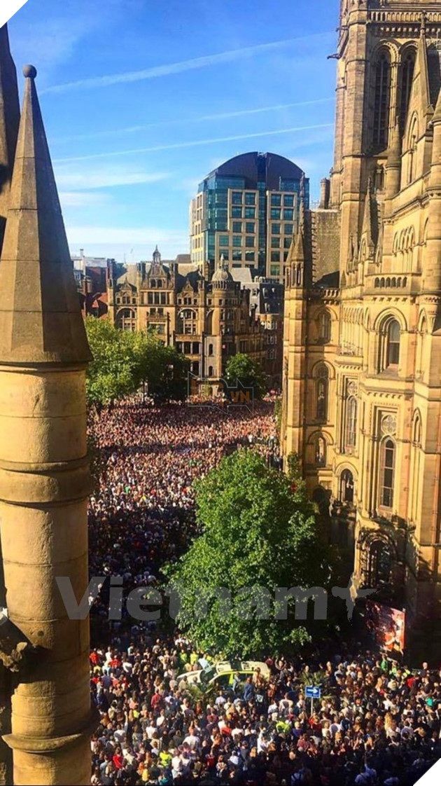 Biển người dự lễ tưởng niệm các nạn nhân vụ khủng bố tại Manchester - Ảnh 5.