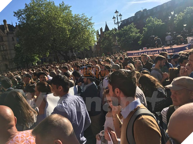 Biển người dự lễ tưởng niệm các nạn nhân vụ khủng bố tại Manchester - Ảnh 6.