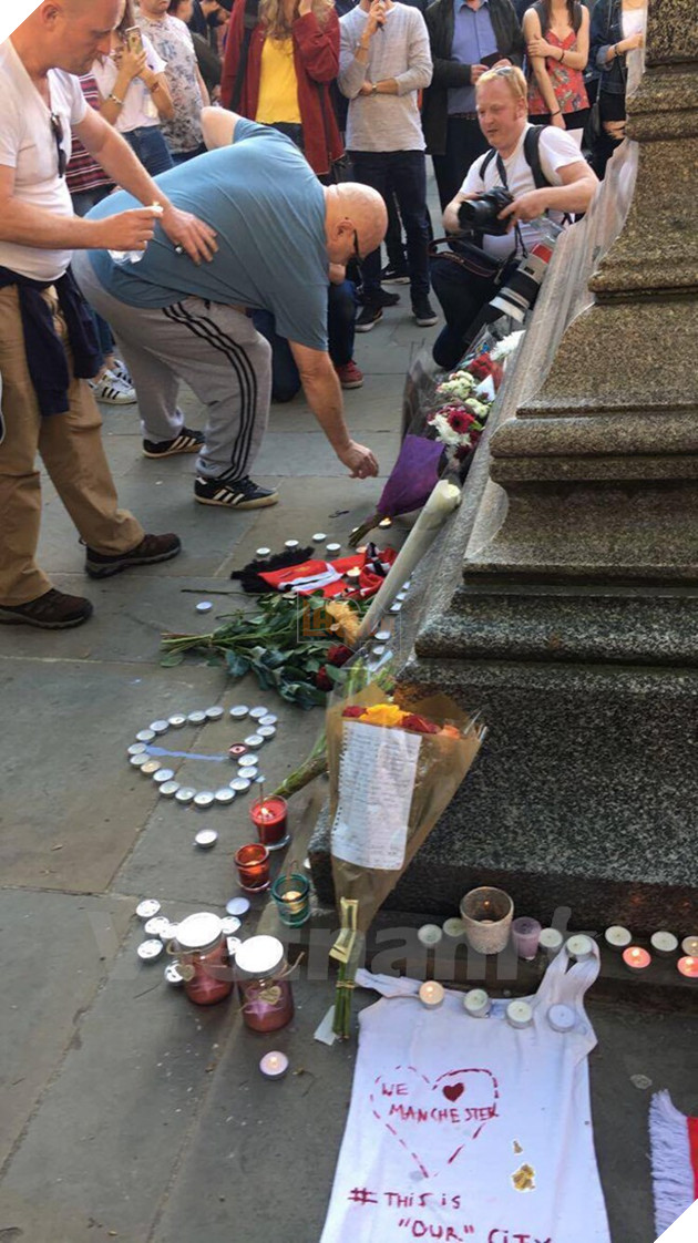 Biển người dự lễ tưởng niệm các nạn nhân vụ khủng bố tại Manchester - Ảnh 8.