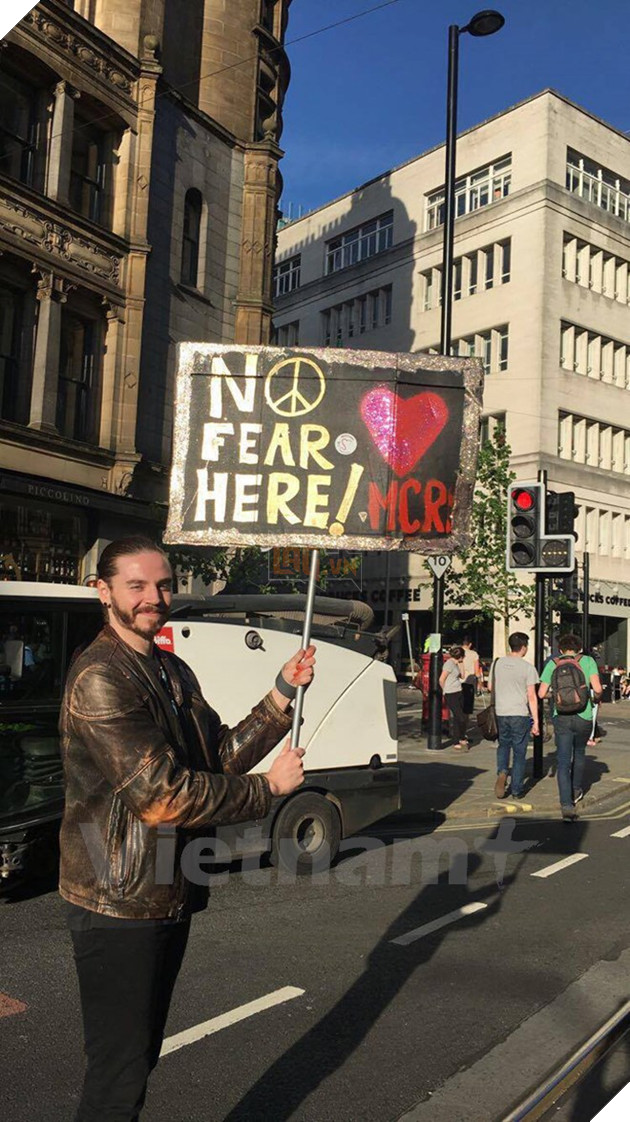 Biển người dự lễ tưởng niệm các nạn nhân vụ khủng bố tại Manchester - Ảnh 9.