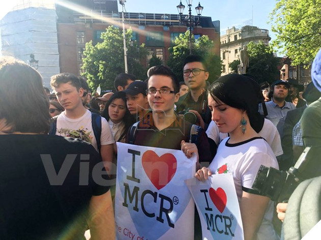 Biển người dự lễ tưởng niệm các nạn nhân vụ khủng bố tại Manchester - Ảnh 10.