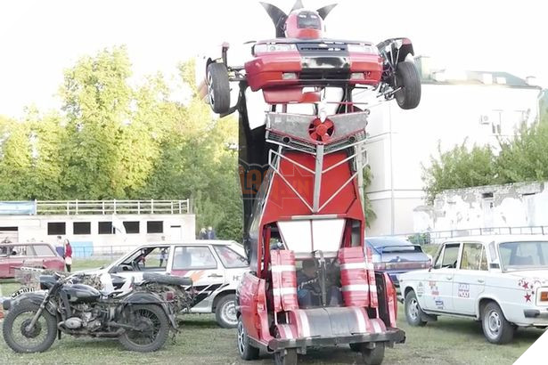 Hai bố con tự chế siêu robot sang chảnh từ xe hơi - Ảnh 1.