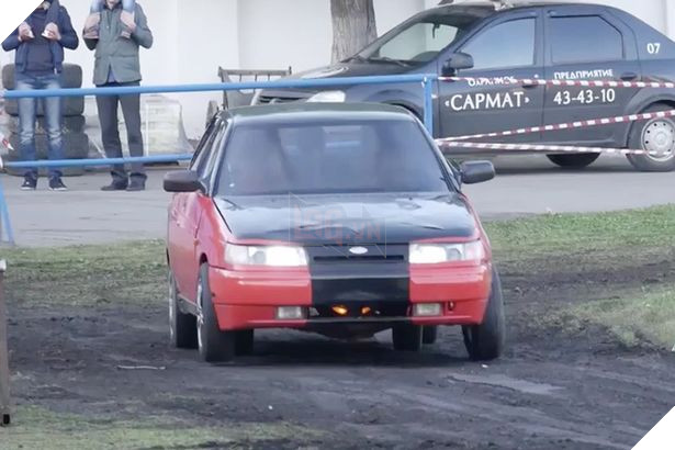 Hai bố con tự chế siêu robot sang chảnh từ xe hơi - Ảnh 2.