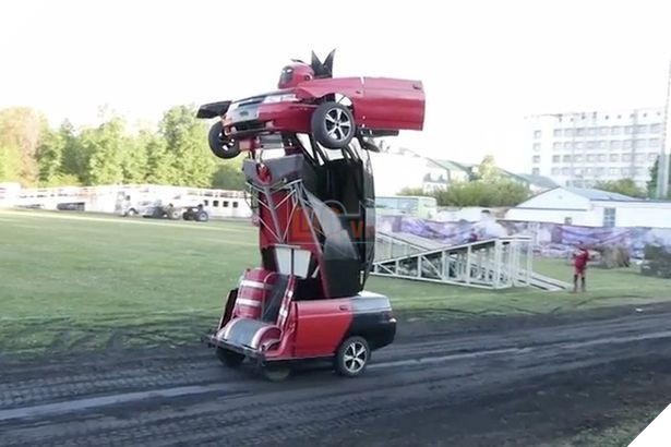 Hai bố con tự chế siêu robot sang chảnh từ xe hơi - Ảnh 3.