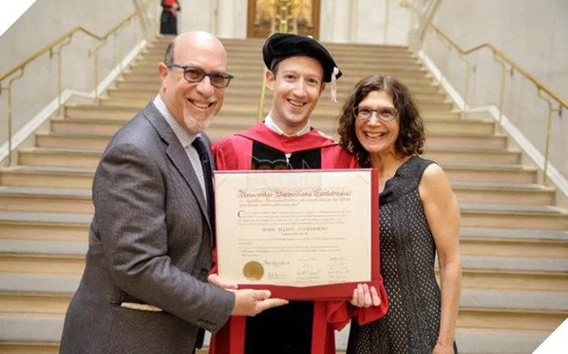 Cuối cùng ông chủ Facebook cũng quay về trường nhận bằng tốt nghiệp sau 12 năm bỏ học - Ảnh 1.