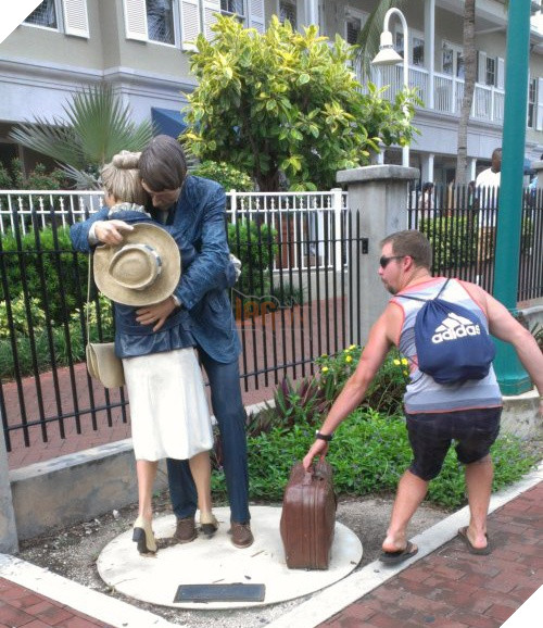 21 dáng chụp ảnh với tượng bao chất không cười, không tính tiền - Ảnh 15.