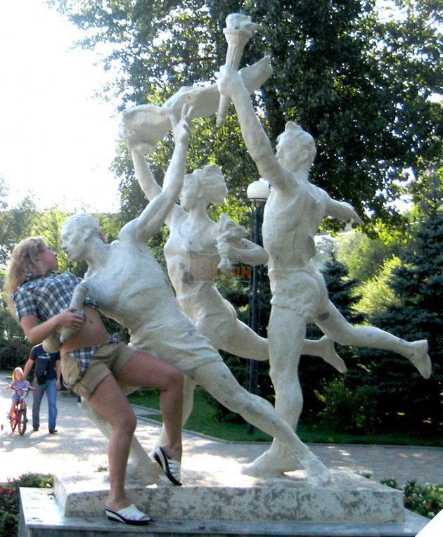 21 dáng chụp ảnh với tượng bao chất không cười, không tính tiền - Ảnh 11.