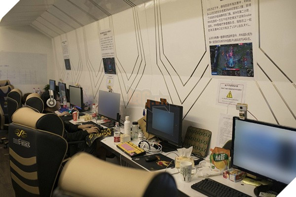 
Những bản in về trận thua của Snake được dán ở khắp nơi trong gaming house
