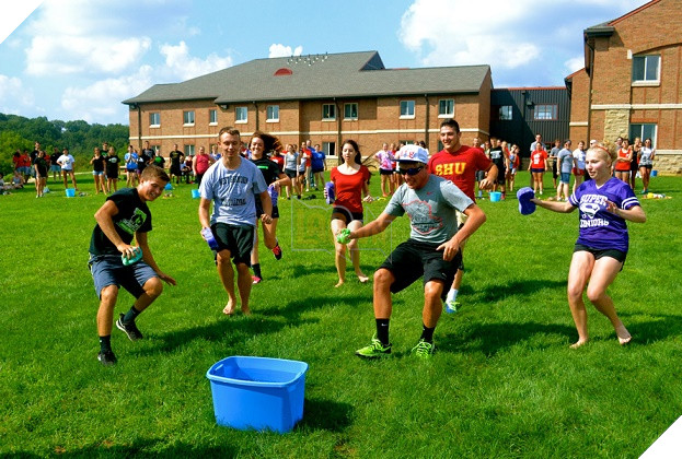 Đều là hoạt động có ích, nhưng đừng dành quá nhiều thời gian cho nó nếu không muốn việc học sa sút - Ảnh 1.