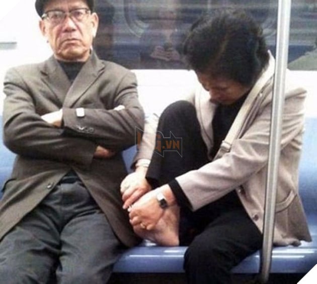 16 kẻ thể hiện tự nhiên như ruồi ngay trên tàu điện ngầm - Ảnh 25.