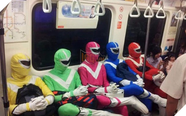 16 kẻ thể hiện tự nhiên như ruồi ngay trên tàu điện ngầm - Ảnh 3.
