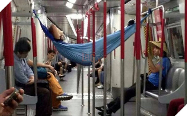 16 kẻ thể hiện tự nhiên như ruồi ngay trên tàu điện ngầm - Ảnh 9.