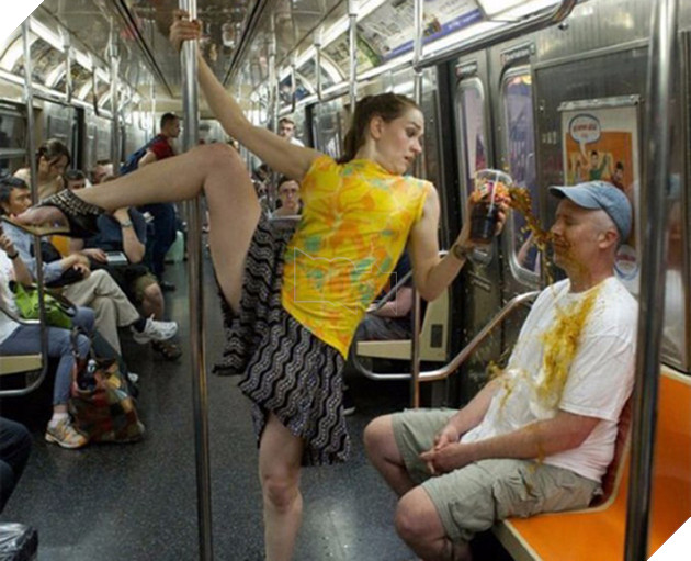 16 kẻ thể hiện tự nhiên như ruồi ngay trên tàu điện ngầm - Ảnh 19.