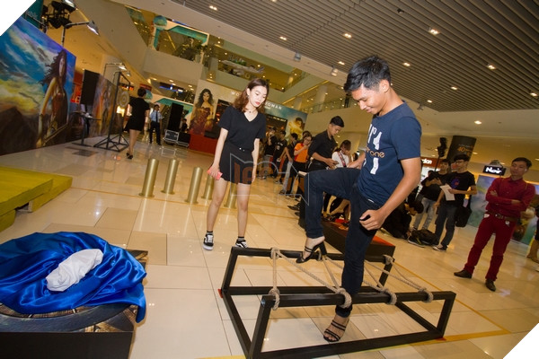 Thử thách đi giày cao gót vượt chướng ngại vật