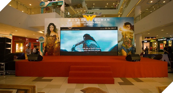 Sân khấu được đầu tư hoành tráng, thể hiện sự nổi bật của nữ diễn viên chính