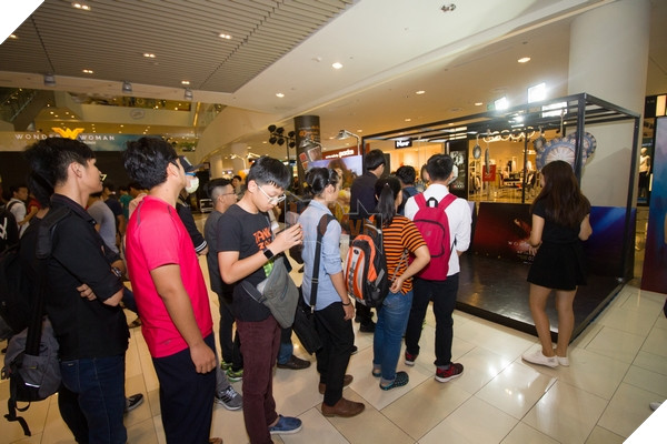 Xếp hàng chơi "Bịt mắt đâm khiên"