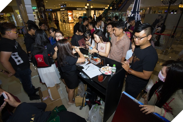 Khách mời "check-in" tại cổng vào khu vực diễn ra họp báo