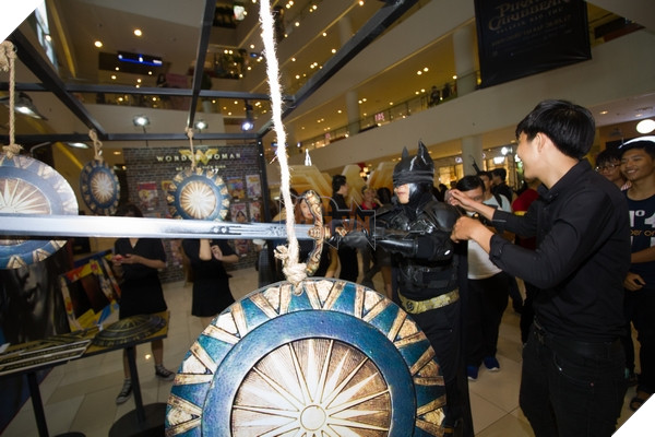 Đến "Đấng" mà còn đâm hụt huống chi người thường