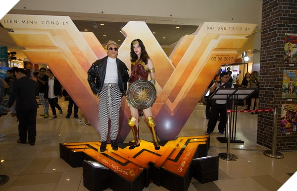 Vũ công Tô Lâm chụp hình cùng Wonder Woman