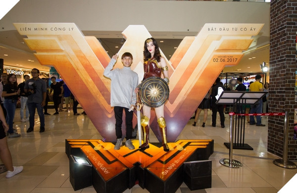 "Hot-face" Củ Tỏi cũng đã có dịp chụp với Wonder Woman