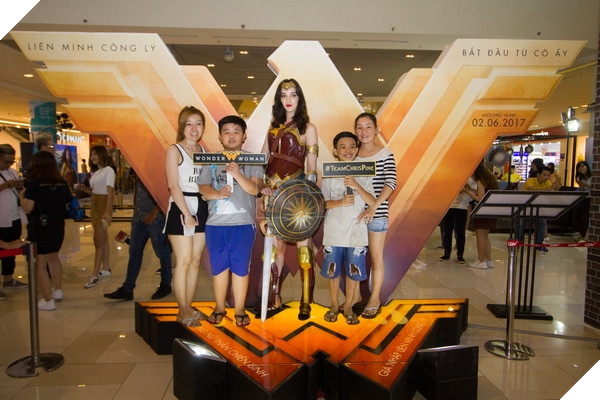 Hai chú bé may mắn chụp cùng Nữ Chiến binh