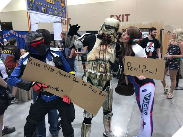 Bi hài sự kiện cosplay cấm coser cầm súng vào chụp ảnh nên đành dùng... bìa các-tông