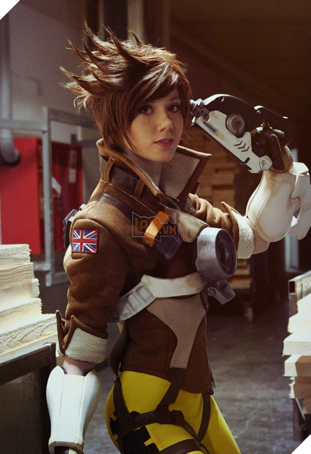 Bi hài sự kiện cosplay cấm coser cầm súng vào chụp ảnh nên đành dùng... bìa các-tông