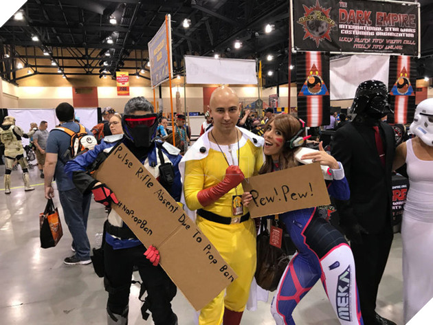 Bi hài sự kiện cosplay cấm coser cầm súng vào chụp ảnh nên đành dùng... bìa các-tông