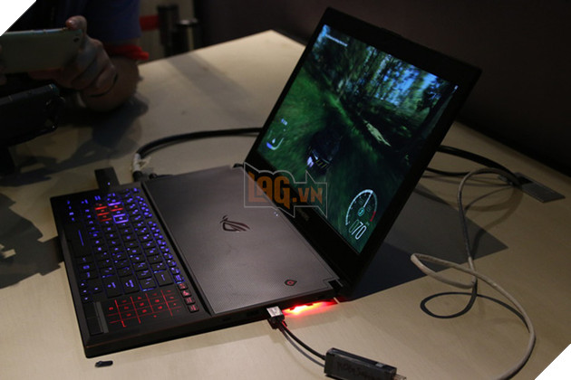 Sờ tận tay laptop game mỏng nhất thế giới: Core i7, GTX 1080, Razer Blade cũng chỉ là "muỗi"