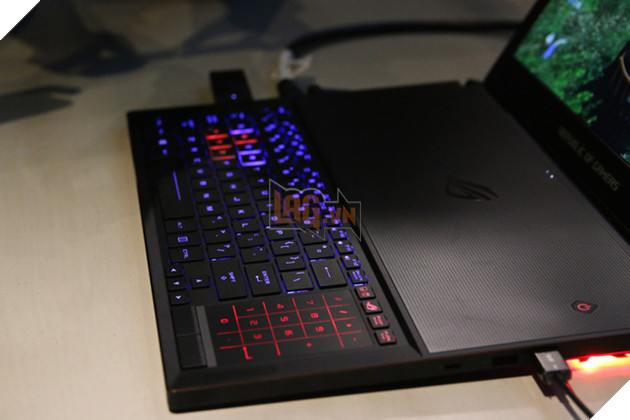 Sờ tận tay laptop game mỏng nhất thế giới: Core i7, GTX 1080, Razer Blade cũng chỉ là "muỗi"