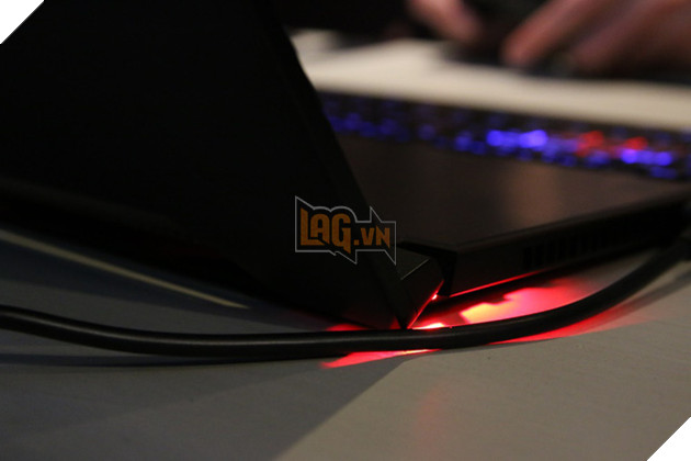 Sờ tận tay laptop game mỏng nhất thế giới: Core i7, GTX 1080, Razer Blade cũng chỉ là "muỗi"
