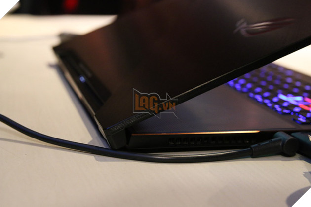 Sờ tận tay laptop game mỏng nhất thế giới: Core i7, GTX 1080, Razer Blade cũng chỉ là "muỗi"