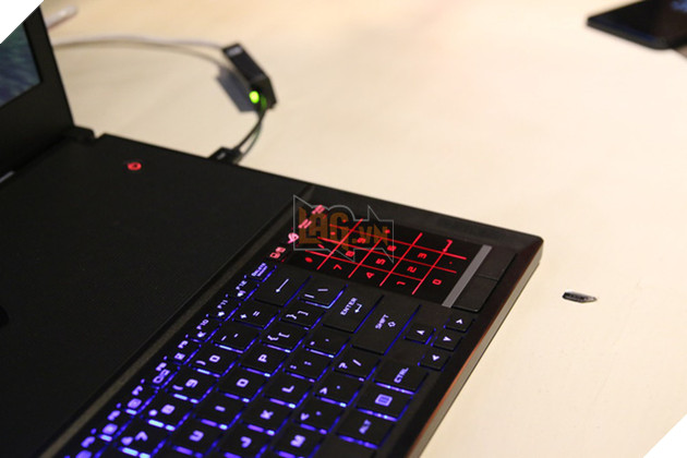 Sờ tận tay laptop game mỏng nhất thế giới: Core i7, GTX 1080, Razer Blade cũng chỉ là "muỗi"