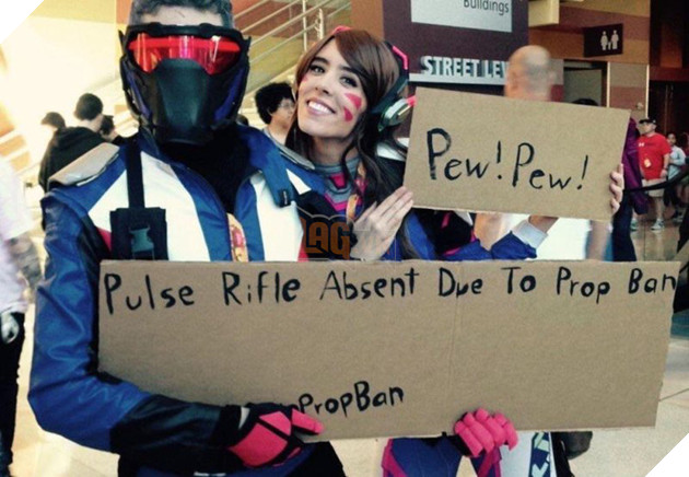 Bi hài sự kiện cosplay cấm coser cầm súng vào chụp ảnh nên đành dùng... bìa các-tông