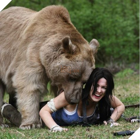 Nữ cosplayer Lara Croft chiến đấu cùng chú gấu thật và khổng lồ  4