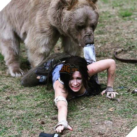 Nữ cosplayer Lara Croft chiến đấu cùng chú gấu thật và khổng lồ  3