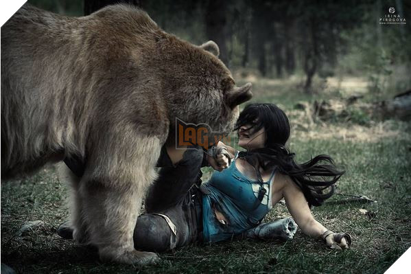 Nữ cosplayer Lara Croft chiến đấu cùng chú gấu thật và khổng lồ  2